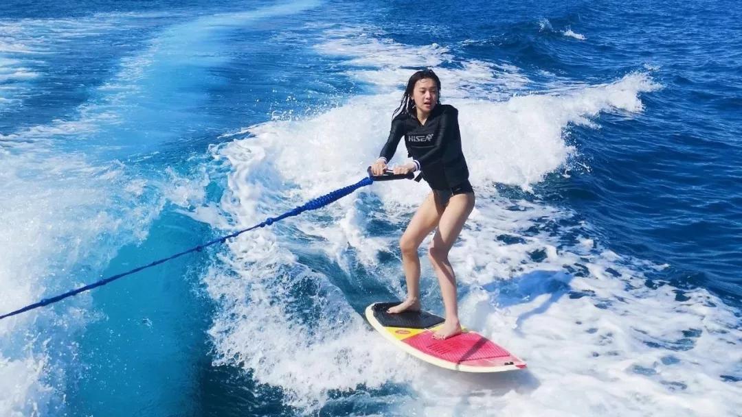 可爱的女生解救